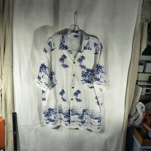 Ocean Blue Men's Size XL White and Blue Tropical Pattern Button Up Shirt